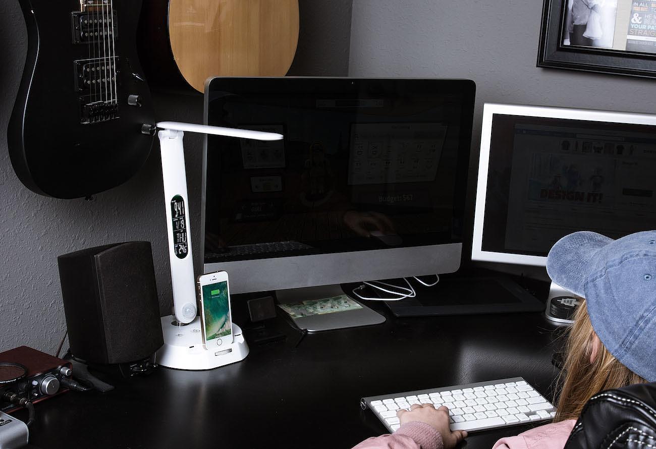 originality，Desk lamp，Temperature display，Mobile charge，Convenient and practical，Office Supplies，